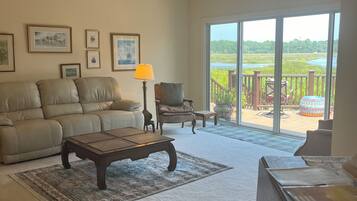 Smart-tv, een open haard en boeken