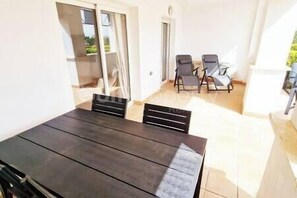 Outdoor dining - Lovely Ground Floor 2 Bed with Golf Course Views (Sucina)