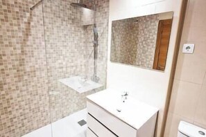 Towels - Lovely Ground Floor 2 Bed with Golf Course Views (Sucina)