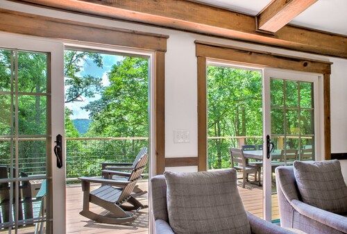 Emerald Ridge | Near Hatley Pointe Ski Resort | Mountain View Cabin + Fire Pit | Sleeps 8