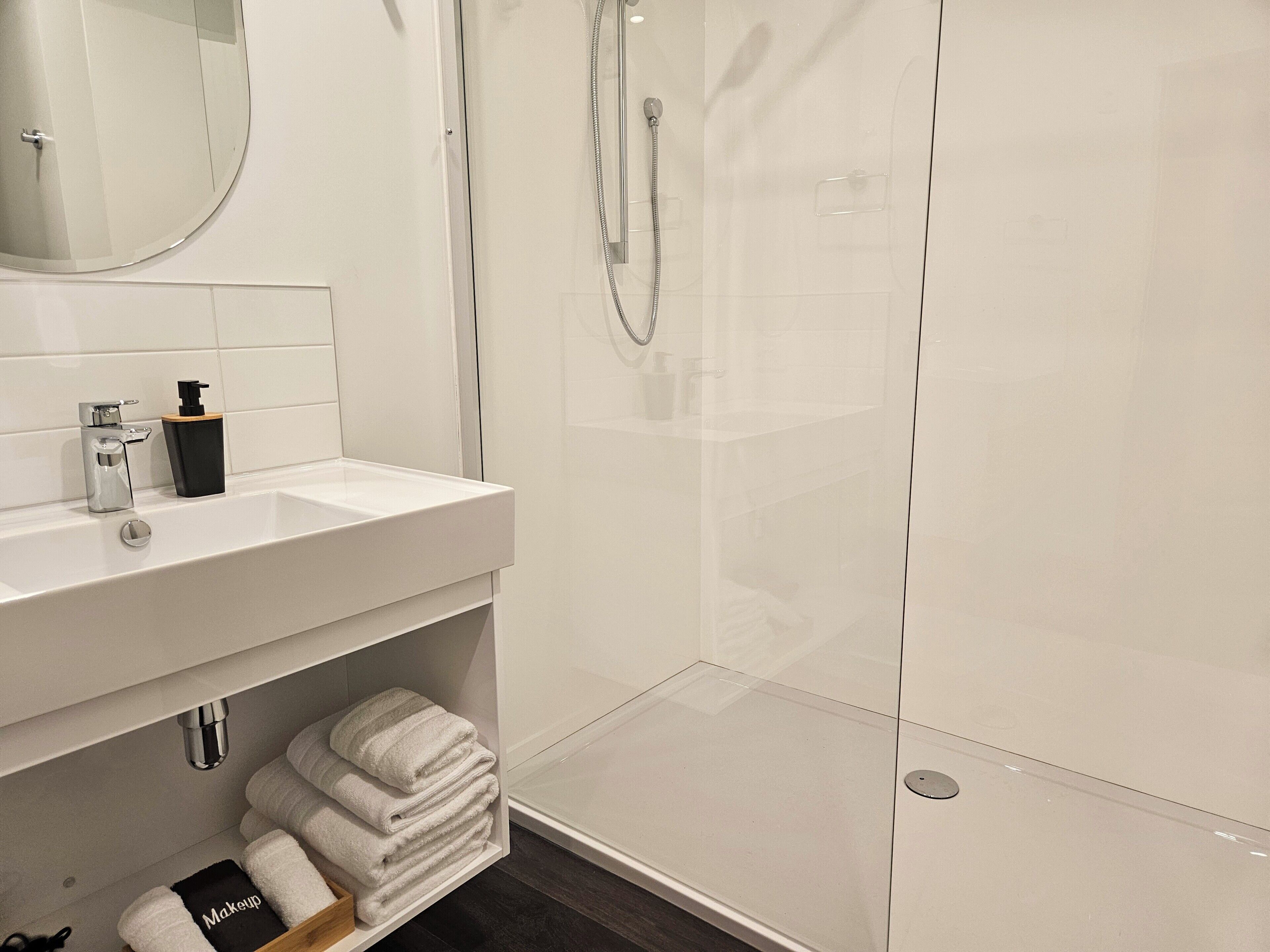 Premium Studio Twin Apartment | Bathroom