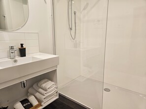 Chambre Prestige avec lits jumeaux | Salle de bain | Douche, séchoir à cheveux, serviettes fournies, savon