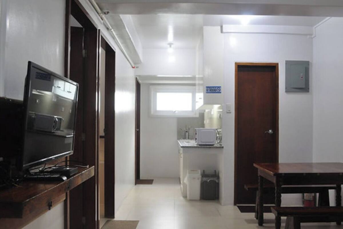 Basic Double Room | Private kitchen | Microwave, stovetop, cookware/dishes/utensils