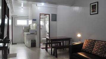 Basic Double Room | Living area