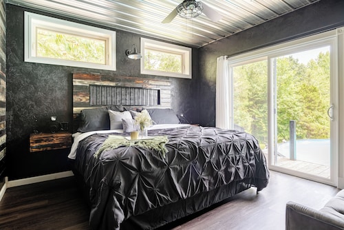 Charming 4-bedroom house with WiFi and AC in French Lick with country setting 