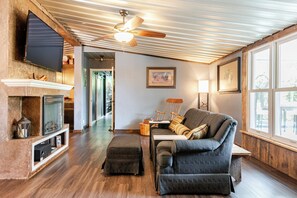 Smart TV, fireplace, stereo