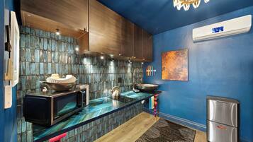 ثلاجة، ميكروويف، فرن، موقد طهي مسطح