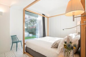 Een strijkplank/strijkijzer, wifi, beddengoed