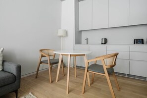 Interior - Convenient Mitte 1BR , Fully Equipped w/ Balcony, by Blueground (Berlin)