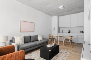 TV, stereo - Convenient Mitte 1BR , Fully Equipped w/ Balcony, by Blueground (Berlin)
