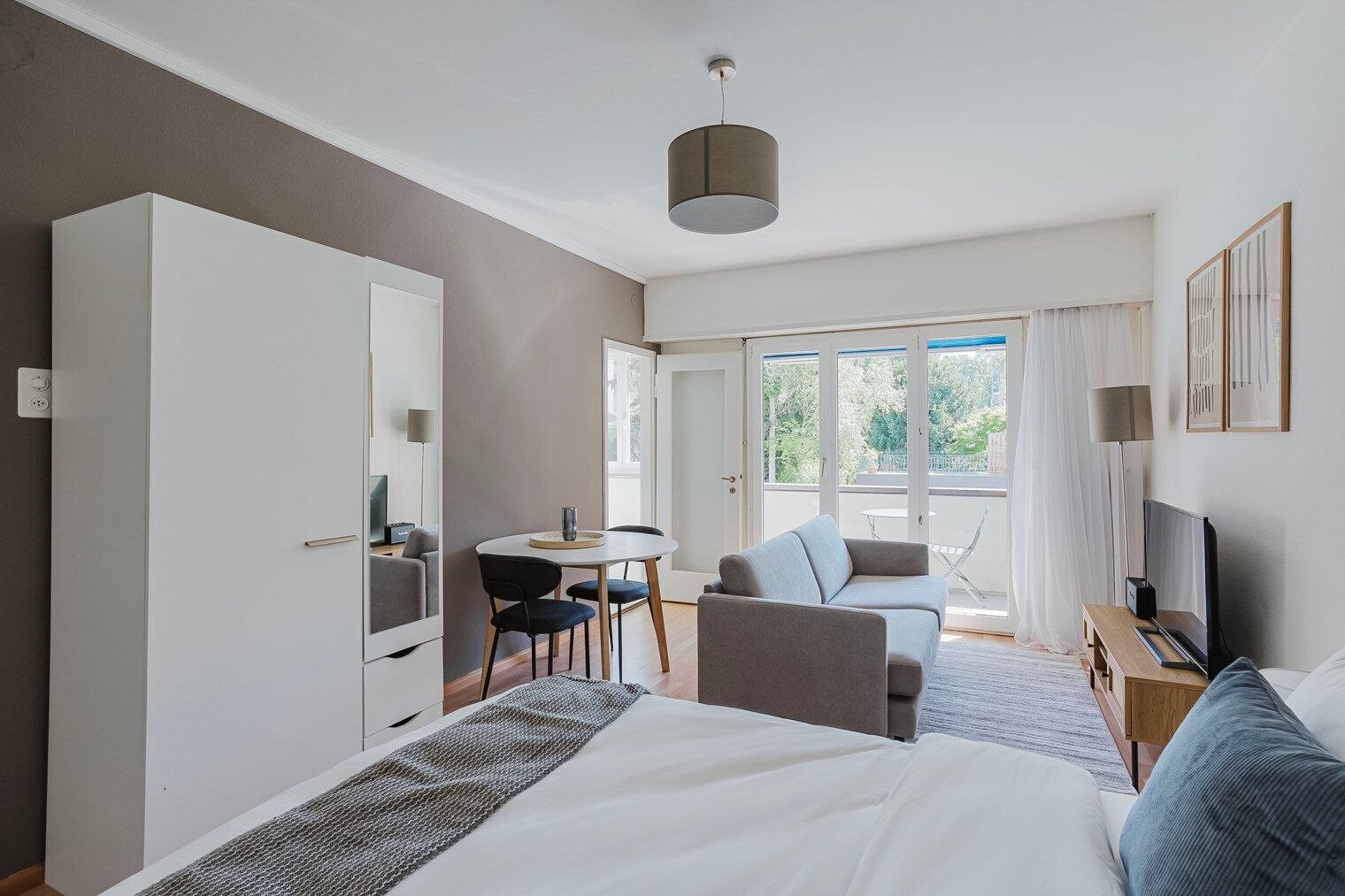 Iron/ironing board, WiFi, bed sheets