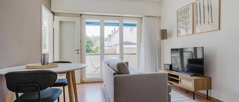 Una televisión, un reproductor estéreo