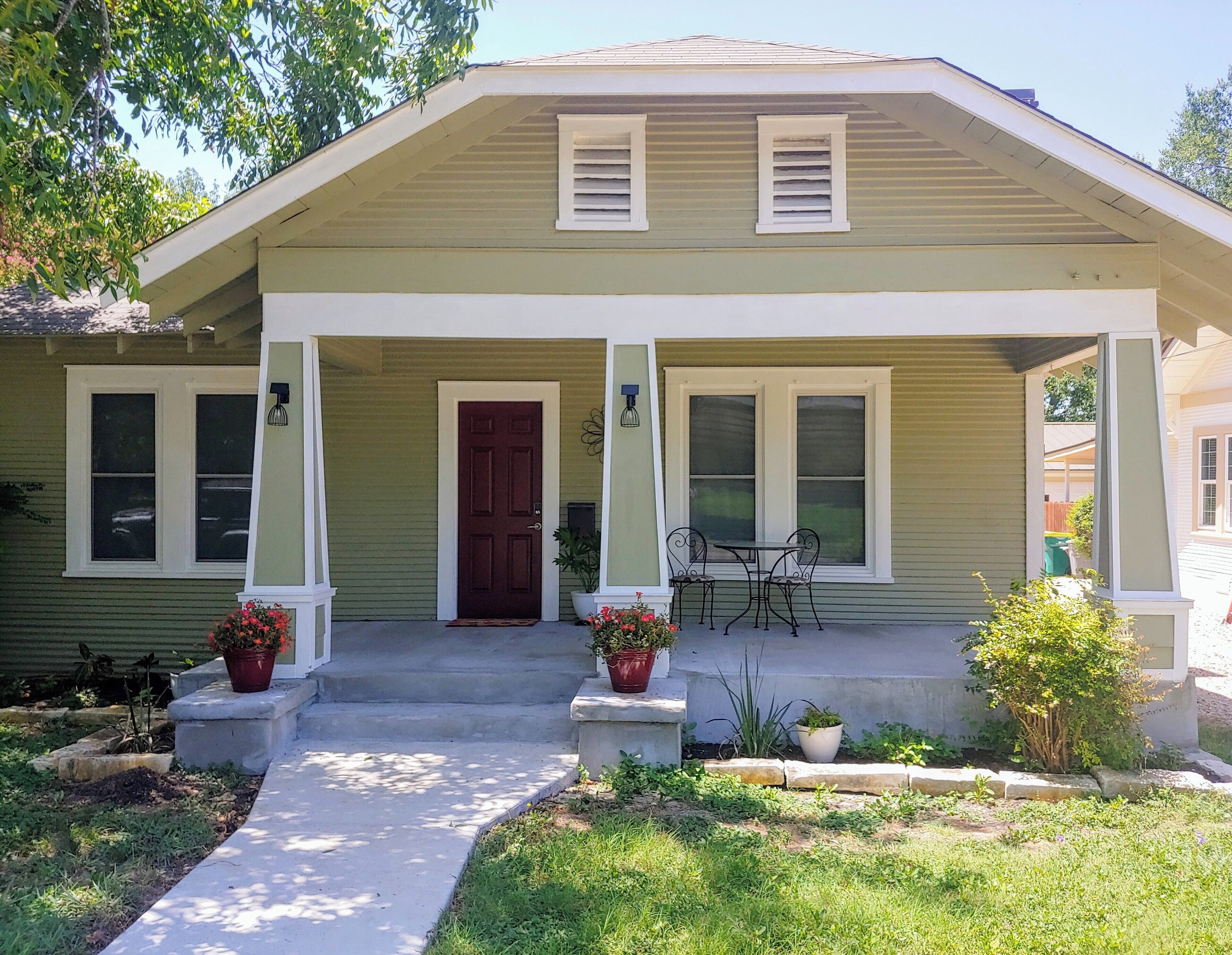 Cozy 2-bedroom 1922 house in charming historic Belton with high speed WiFi, AC.