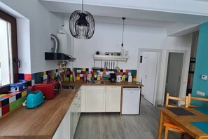 Fridge, oven, stovetop, dishwasher