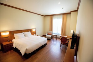 Tallelokero huoneessa, työpöytä, pimennysverhot, silitysrauta/-lauta