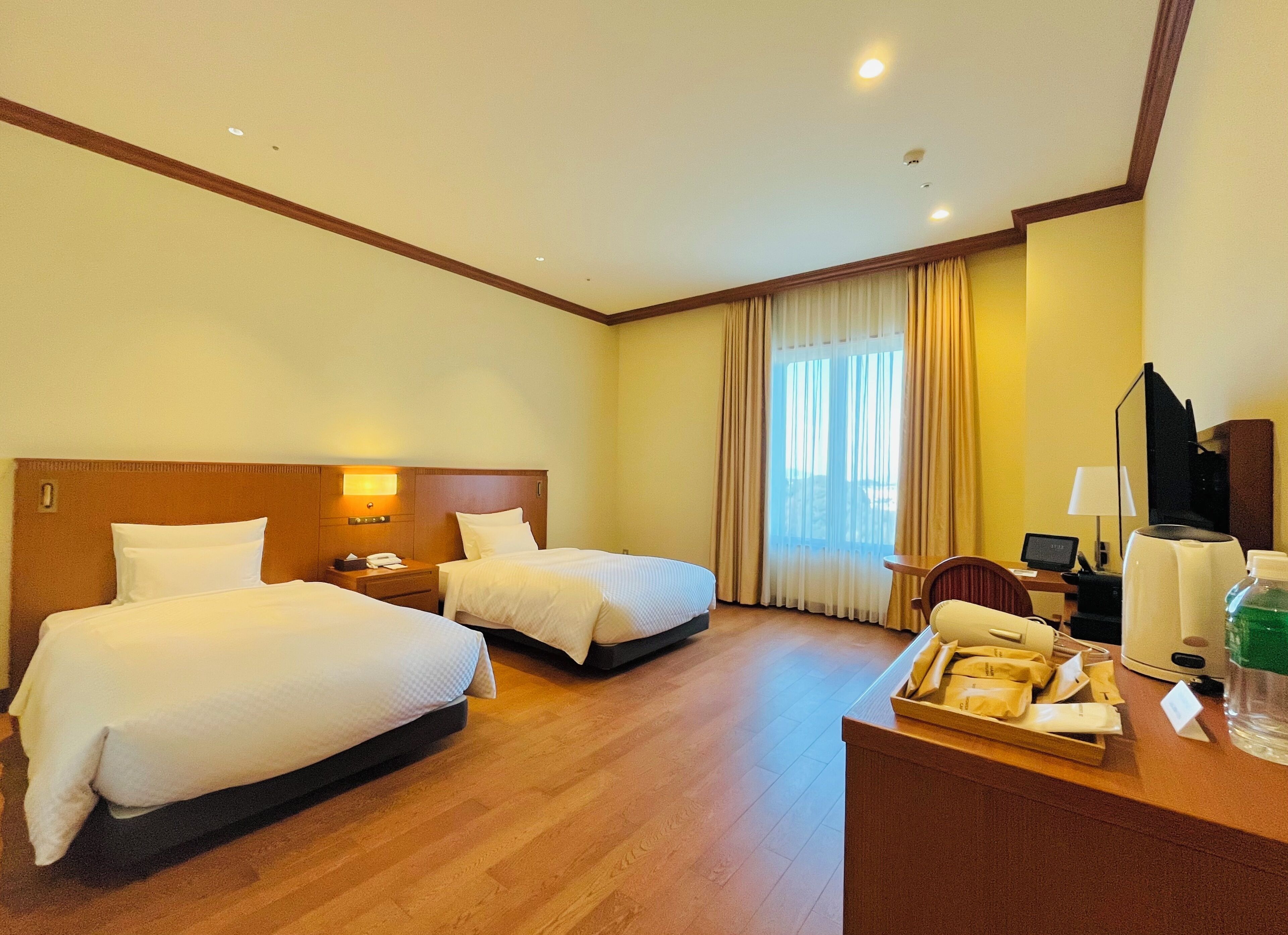 Standaard Twin kamer, 2 slaapkamers, rolstoeltoegankelijke douche, niet-roken | Een kluis op de kamer, een bureau, verduisterende gordijnen