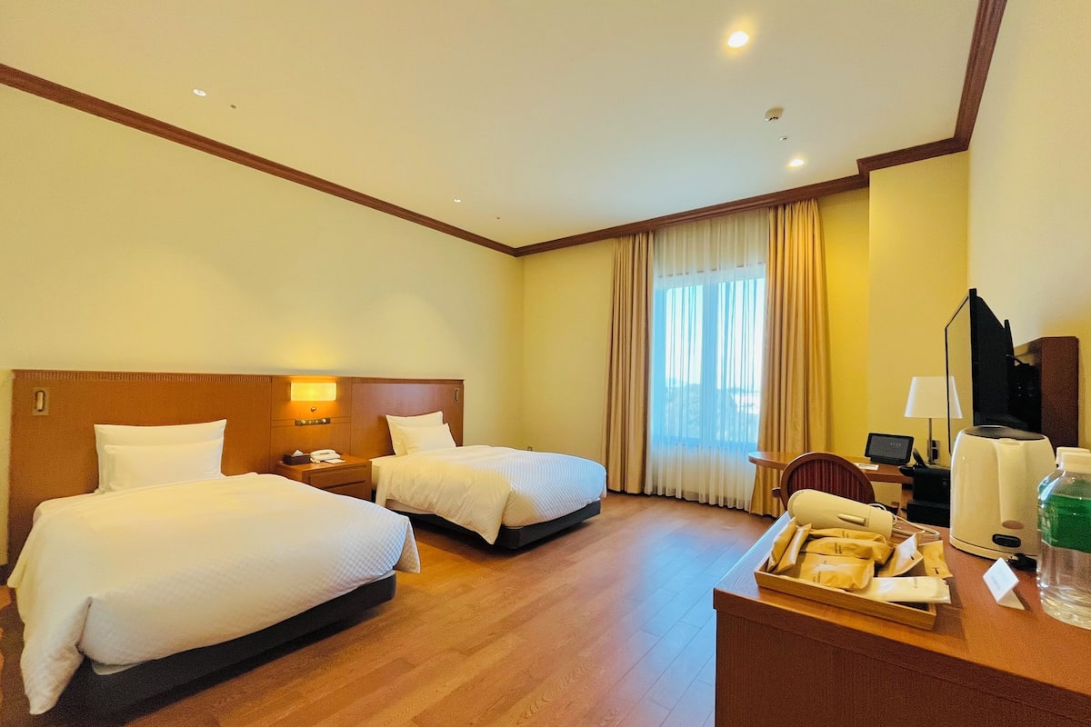 Caja de seguridad en la habitación, escritorio y cortinas blackout