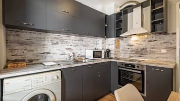 Frigorífico, microondas, horno y placa de cocina