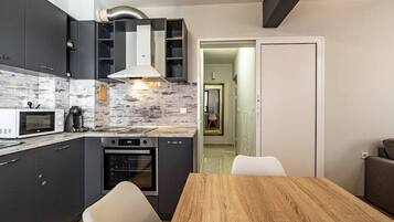 Frigorífico, microondas, horno y placa de cocina