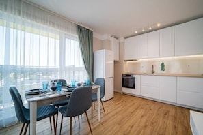 Fridge, oven, stovetop, dishwasher