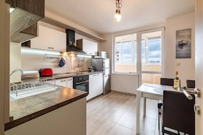 Fridge, microwave, oven, stovetop