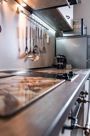 Kjøleskap, mikrobølgeovn, ovn og kokeplater