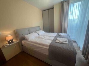 1 bedroom, iron/ironing board, travel crib, WiFi - Brand New Downtown Apartment (Varna)