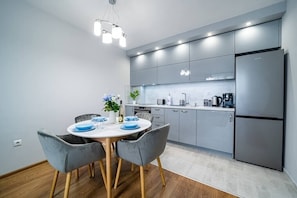 Kühlschrank, Ofen, Herdplatte, Wasserkocher mit Kaffee-/Teezubehör