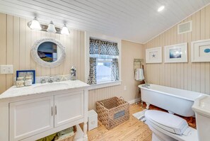 Shower, towels, soap, shampoo - Charming 6-bedroom oceanfront cottage in Falmouth (Falmouth)