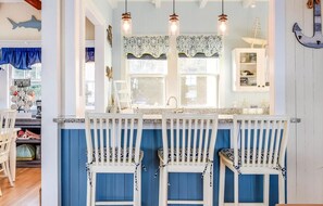 Dining - Charming 6-bedroom oceanfront cottage in Falmouth (Falmouth)