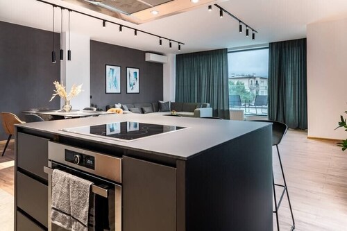 Paradise 4bdrm Luxury Apartment with Garage