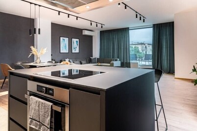 Paradise 4bdrm Luxury Apartment with Garage