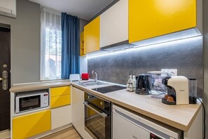 Mikrobølgeovn, ovn, kokeplater og kaffetrakter/tekoker