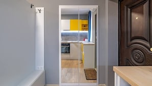 Une cuisine moderne avec une porte-fenêtre coulissante donnant sur un coin repas.