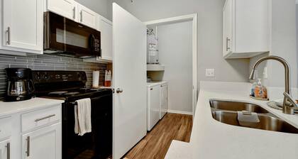 Cozy 1BR/1BTH Charming Urban Retreat W/Pool