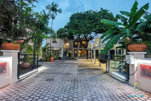 Dover Court Apartments 