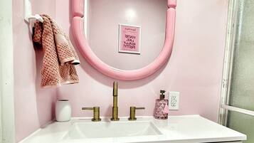 Dusch, hårtork, handdukar och tvål