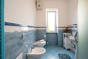 Een douche, een haardroger, een bidet
