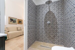 Douche, sèche-cheveux, bidet, serviettes fournies