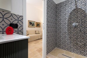 Douche, sèche-cheveux, bidet, serviettes fournies