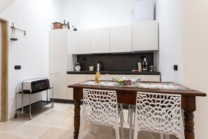 Frigorifero, forno, piano cottura, lavastoviglie