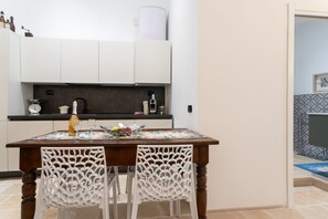 Frigorifero, forno, piano cottura, lavastoviglie