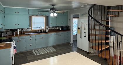 Copper Top Lake Cottage: Peaceful Lakefront Getaway on Scatterwood Lake –