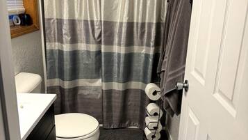 SĂšche-cheveux, savon, shampoing, papier toilette