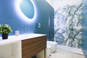 Regadera, secadora de cabello, bidet, toallas 