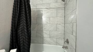 Toalhas de banho, sabonete, shampoo, papel higiênico