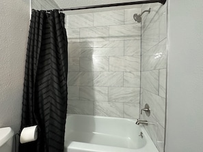Serviettes fournies, savon, shampoing, papier toilette