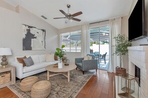 Smart TV, fireplace - Charming 3-bedroom home, popular Broadstone area, walk to shops & park, WiFi, AC (Folsom)