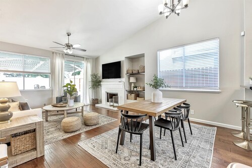 Charming 3-bedroom home, popular Broadstone area, walk to shops & park, WiFi, AC