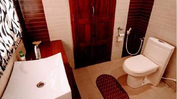 Dusch, miljövänliga toalettartiklar, hårtork och bidé